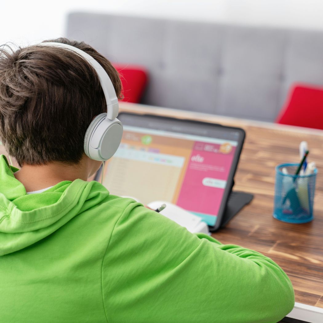 Membre de l'équipe Egloosh concentré à son bureau