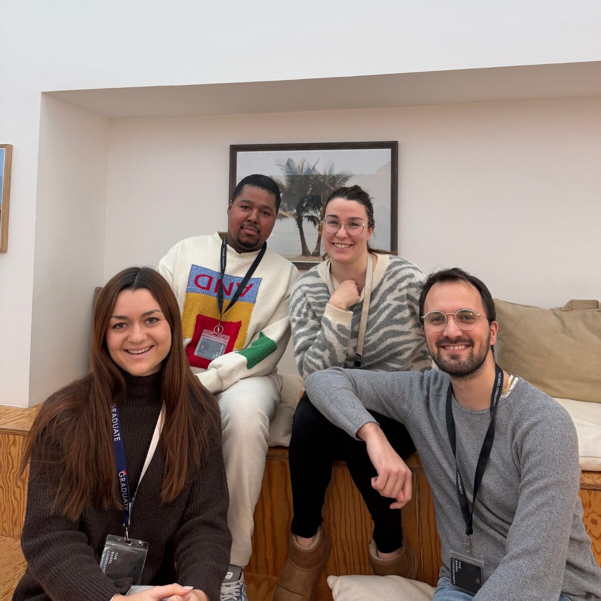 L'équipe Egloosh souriante réunie autour d'une table