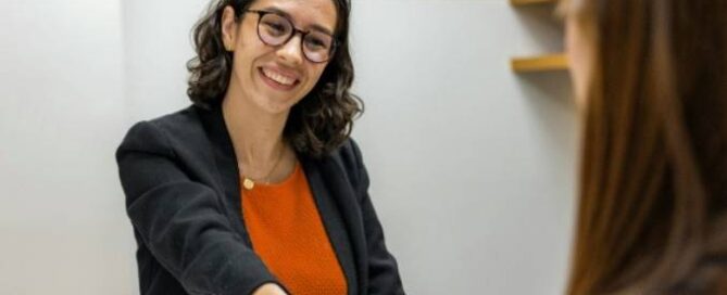Réunion stratégique d'équipe RH pour définir le timing de la campagne de recrutement d'alternants et sécuriser les meilleurs talents.