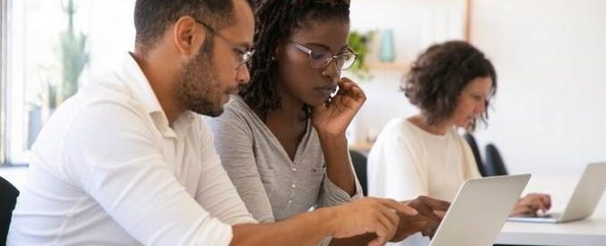 Tuteur et alternant en réunion : poignée de main symbolisant l'intégration et l'accompagnement réussi de l'alternant.