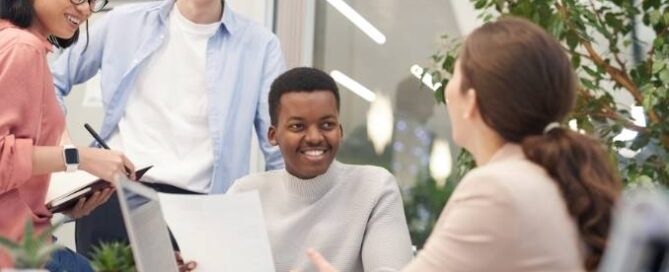 Entretien d'embauche inclusif mené par eGloosh pour un recrutement handicap et stage