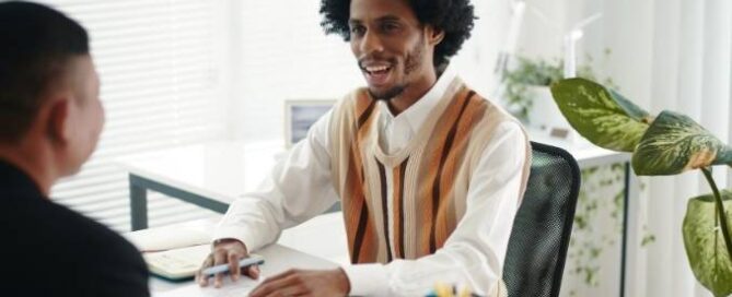 Consultants eGloosh utilisant l'automatisation recrutement RH pour analyser des données candidats de manière sécurisée
