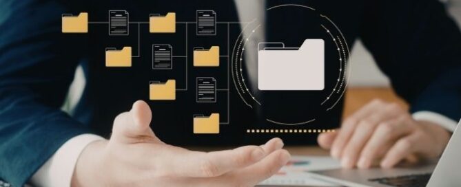 Responsable RH soulagé validant un dossier administratif conforme sur son ordinateur portable.